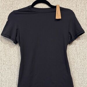 SKIMS Fits Everybody Short Sleeve T-shirt in Onyx. Size M, NWT